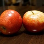 2 manzanas encima de una mesa